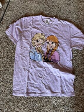Women’s Lavender Frozen Sisters Graphic Tee - Anna & Elsa size medium NWOT